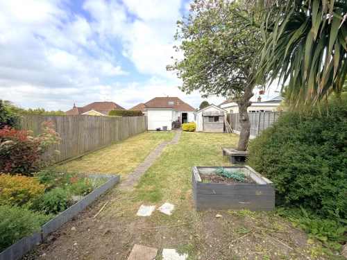 Semi-Detached Bungalow Photo 4