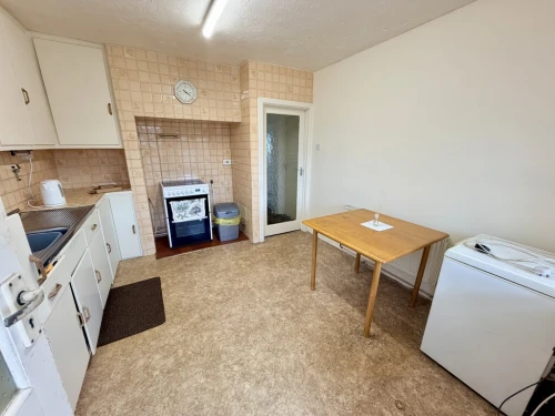 Detached Bungalow Photo 4